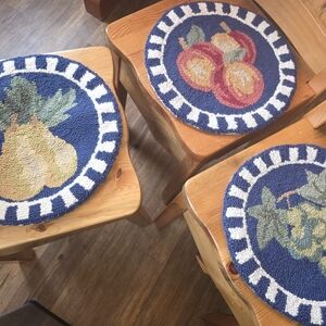 Hooked Round Fruit Seat Pads - Wool Pile, 15" Round, Blue Background